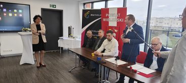 W Zespole Szkół nr 1 w Wieluniu podpisano umowę na budowę boiska